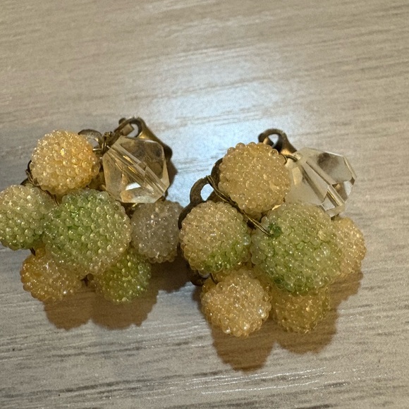 Vintage Beaded clip earing - Picture 4 of 7